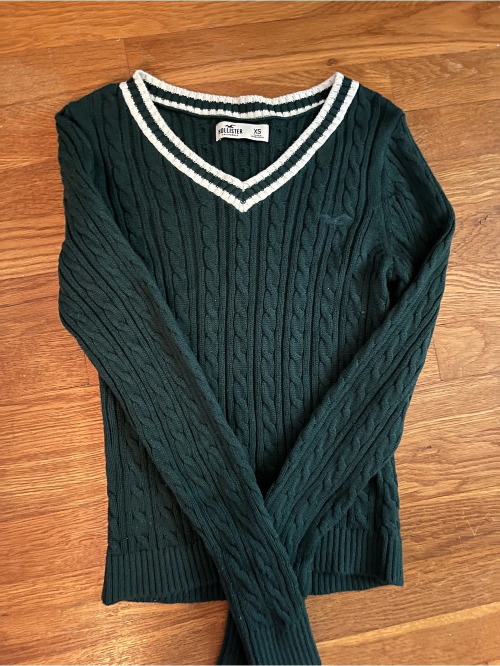 Hollister Women's Dark Green Cable Knit V-Neck Sweater with White Stripe